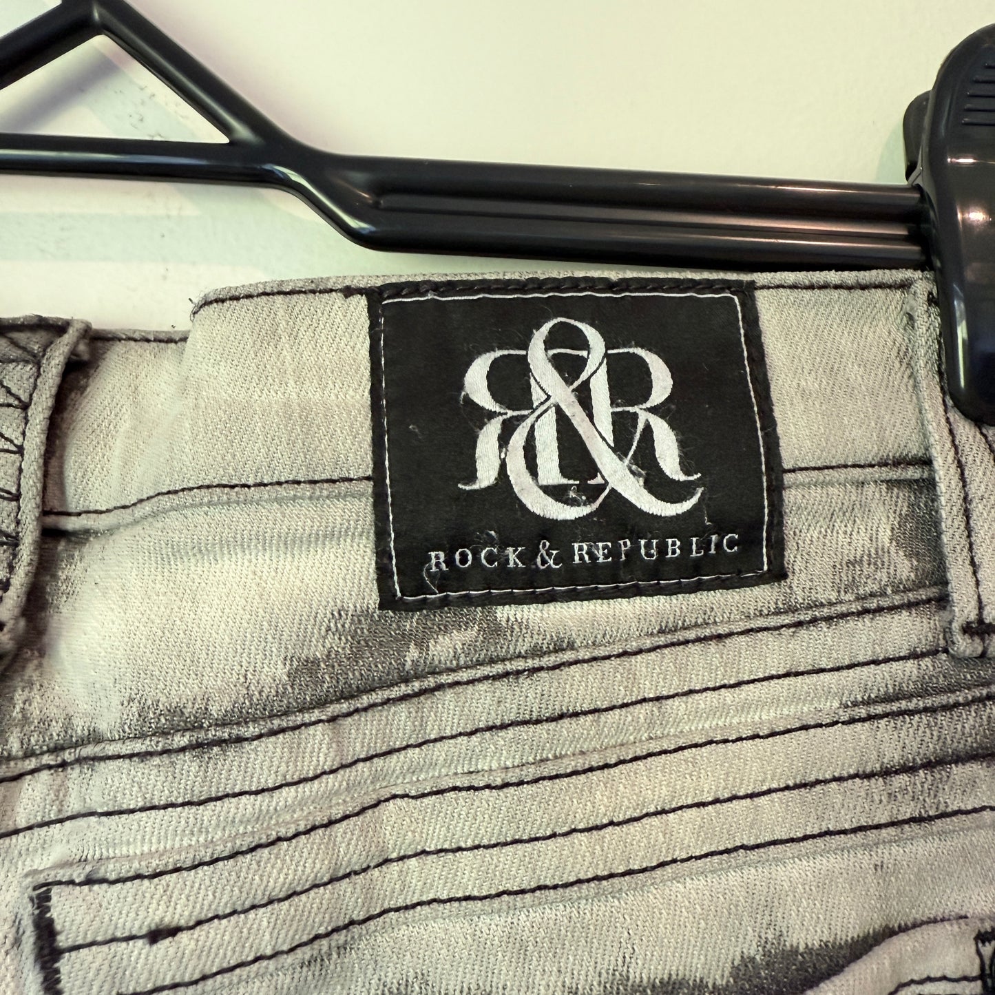 ROCK & REPUBLIC Skinny Jeans Bleach Wash - Size 28