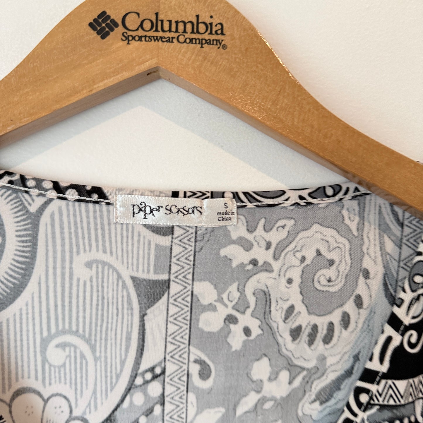 Paper Scissors Size S Patterned V-Neck Tunic Blouse