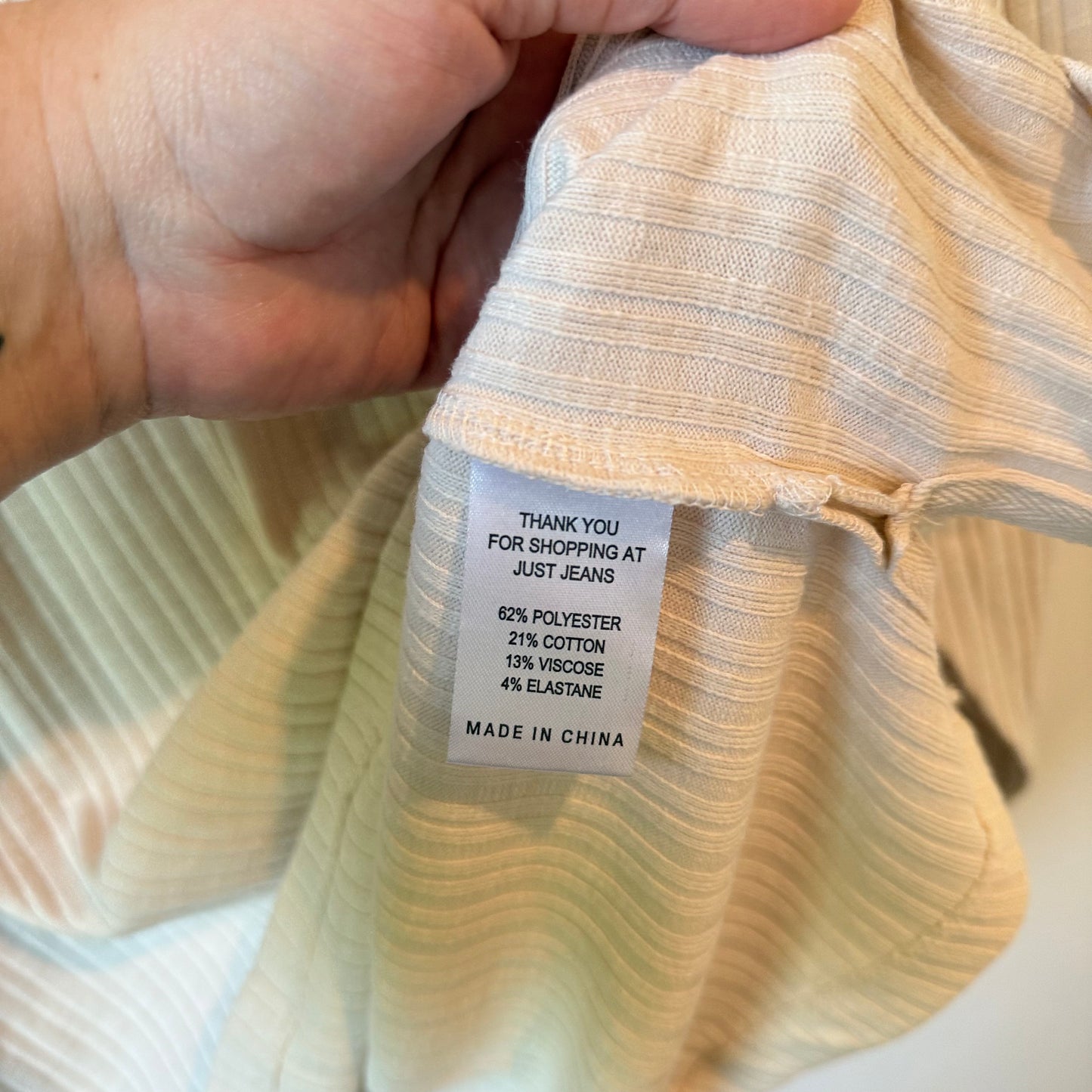 JUST JEANS V-Neck Rib Knit Top Parchment – Size 24