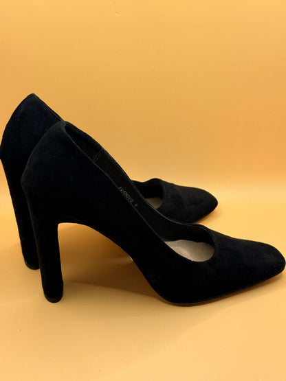 Novo Black Suede Square-Toe Heels Size 6