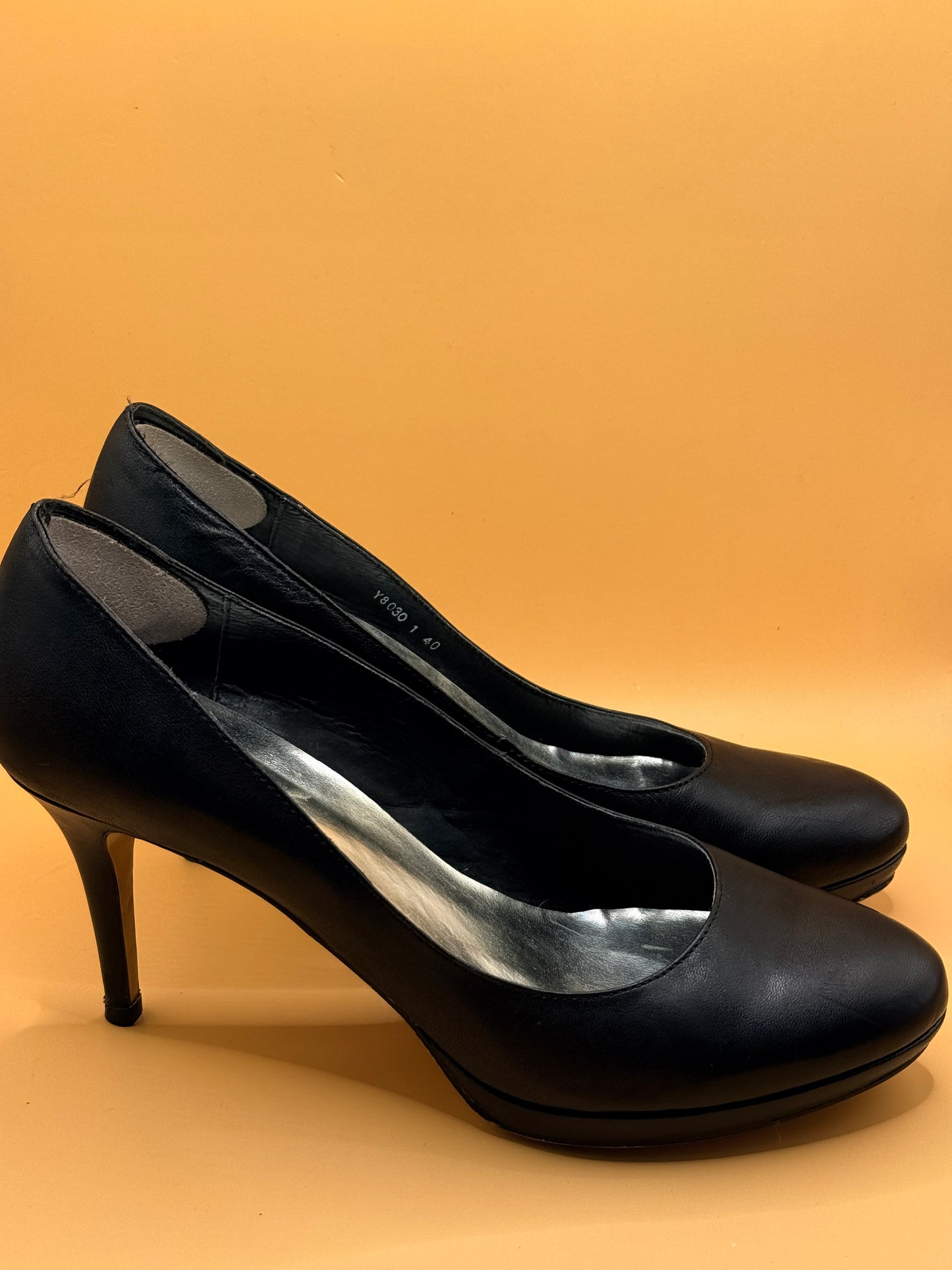 Isabella Anselmi Black Leather Court Heels Size 40