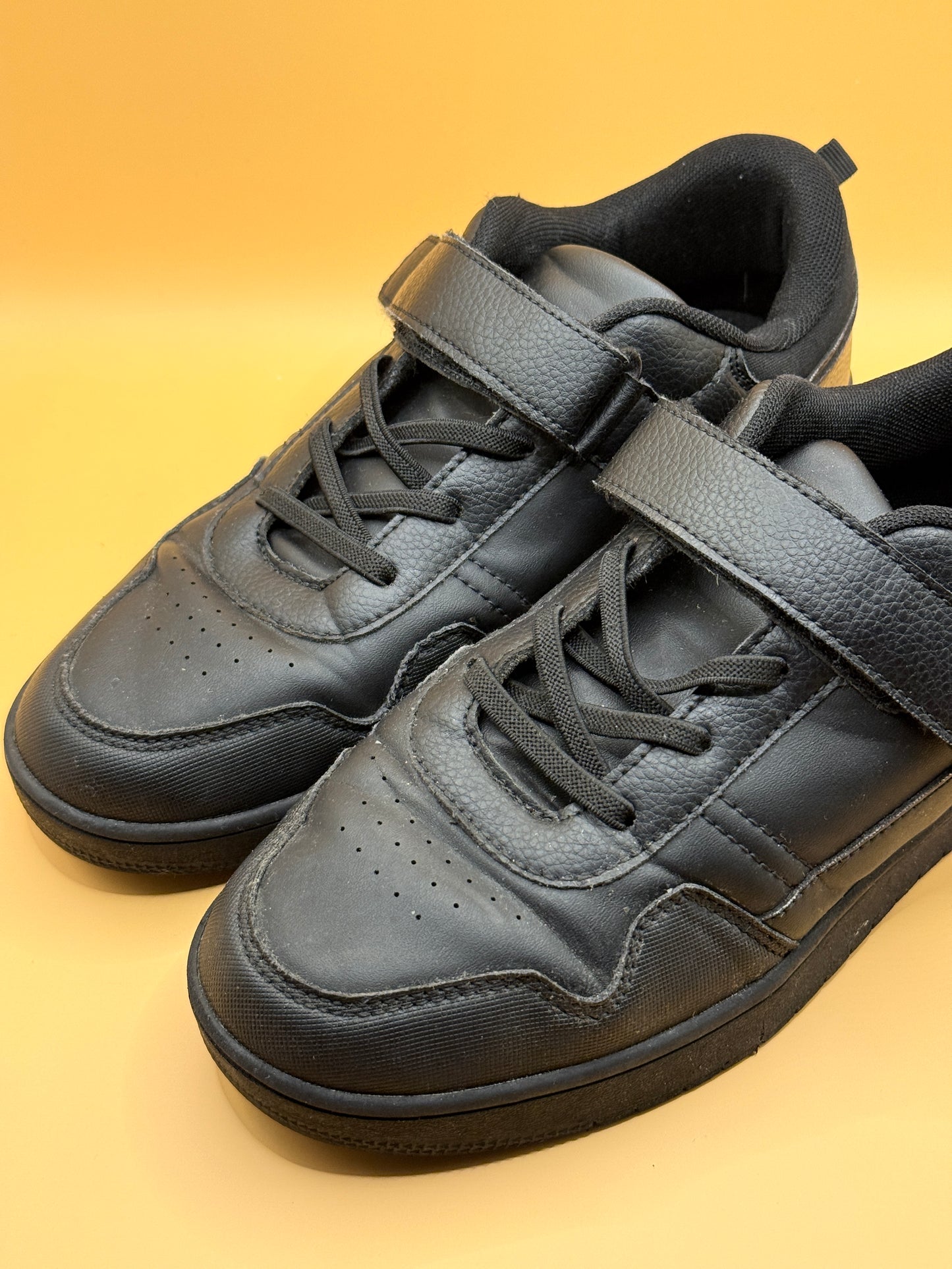 Young Original Black School Sneakers Velcro Lace-Up Shoes Size 5L
