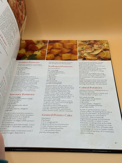Alison Holst's New Microwave Cookbook