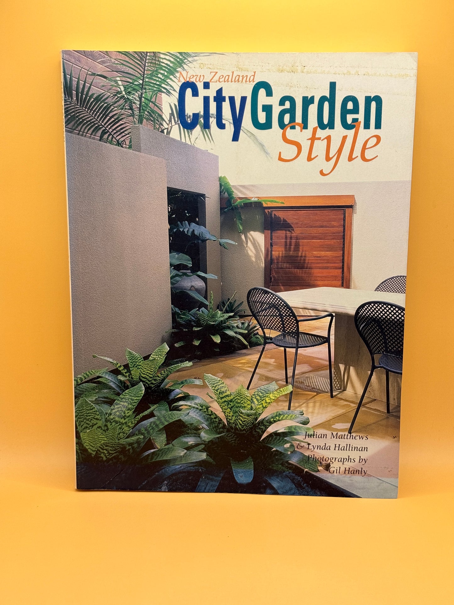 New Zealand City Garden Style by Julian Matthews & Lynda Hallinan