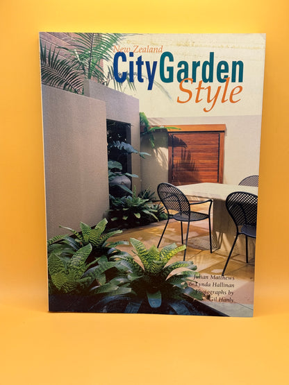 New Zealand City Garden Style by Julian Matthews & Lynda Hallinan
