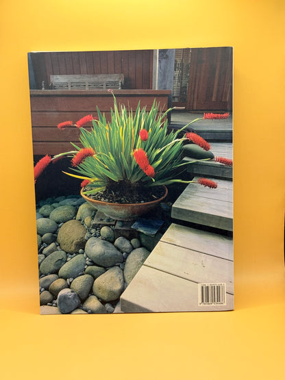 New Zealand City Garden Style by Julian Matthews & Lynda Hallinan