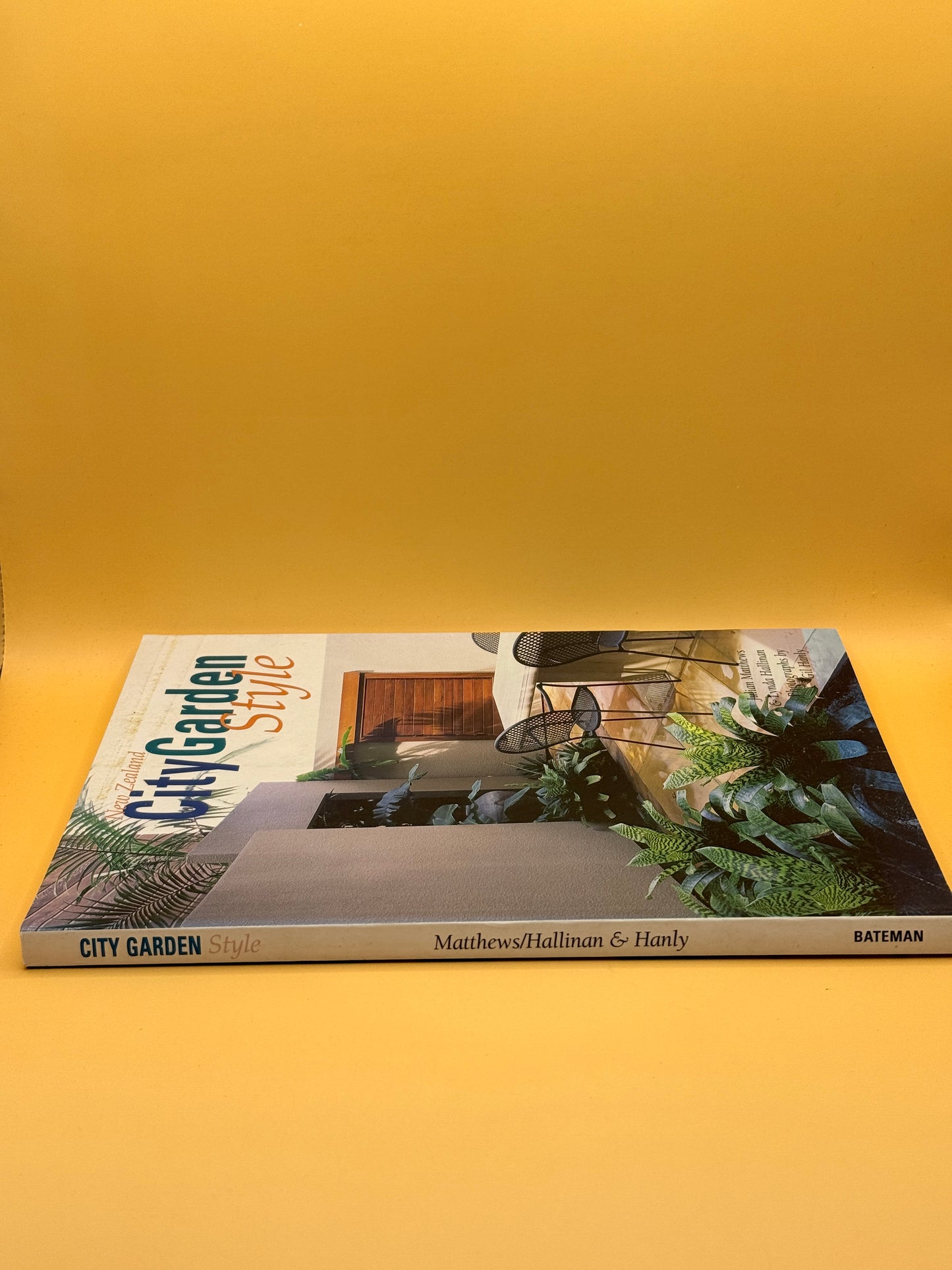 New Zealand City Garden Style by Julian Matthews & Lynda Hallinan