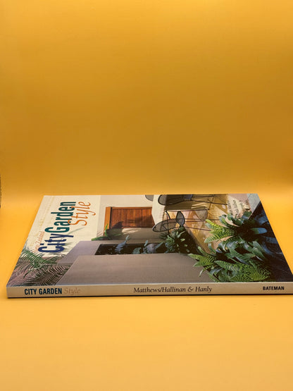 New Zealand City Garden Style by Julian Matthews & Lynda Hallinan