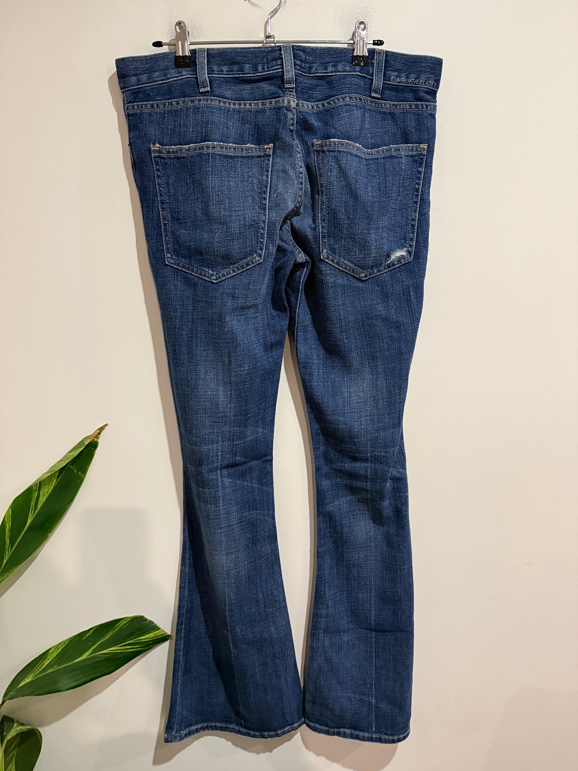 Current/Elliott The Bootcut Distressed Jeans Size 28