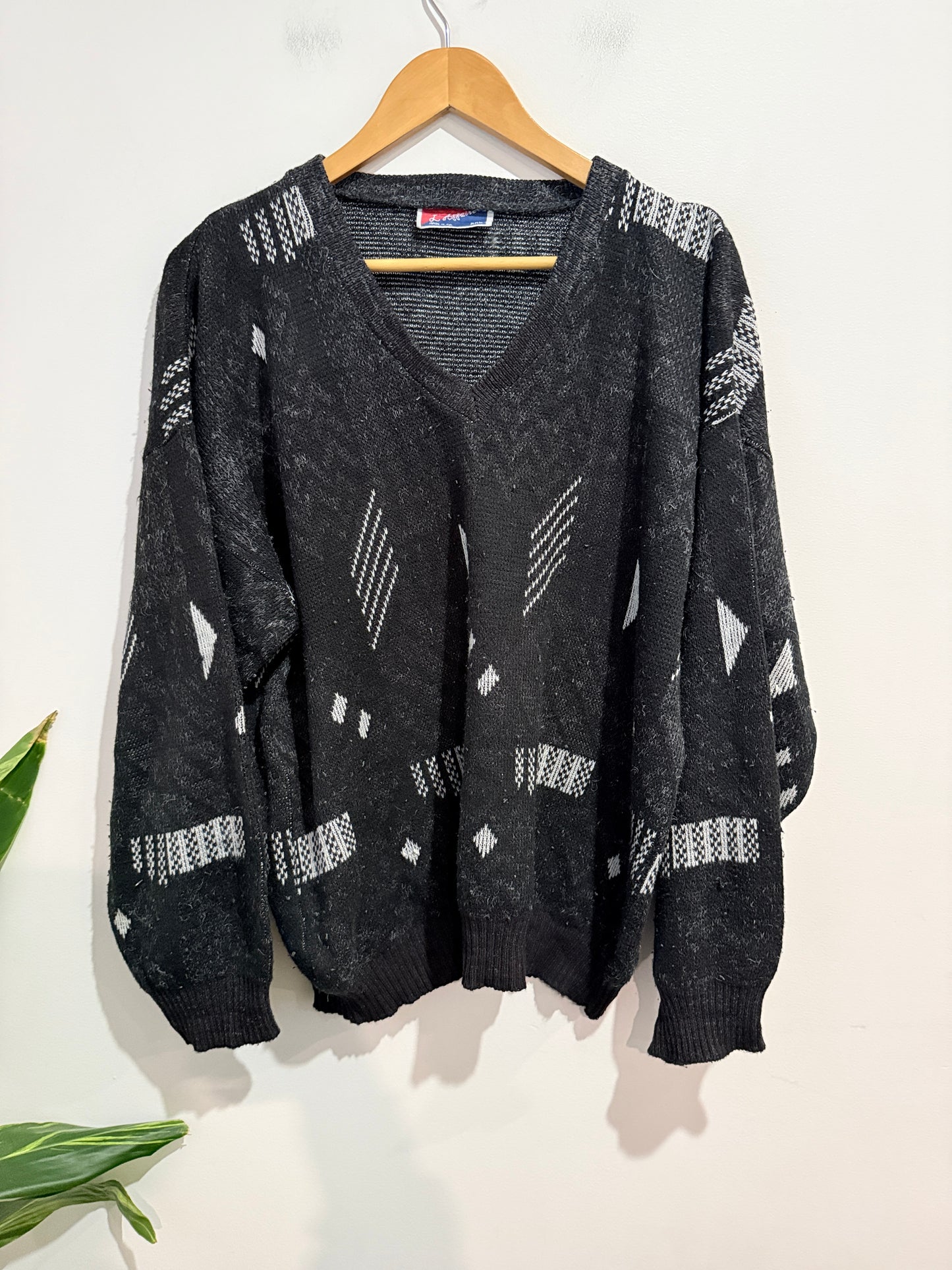 L’Affaire (NZ) Geometric V-Neck Knit Jumper Black - Size XXL