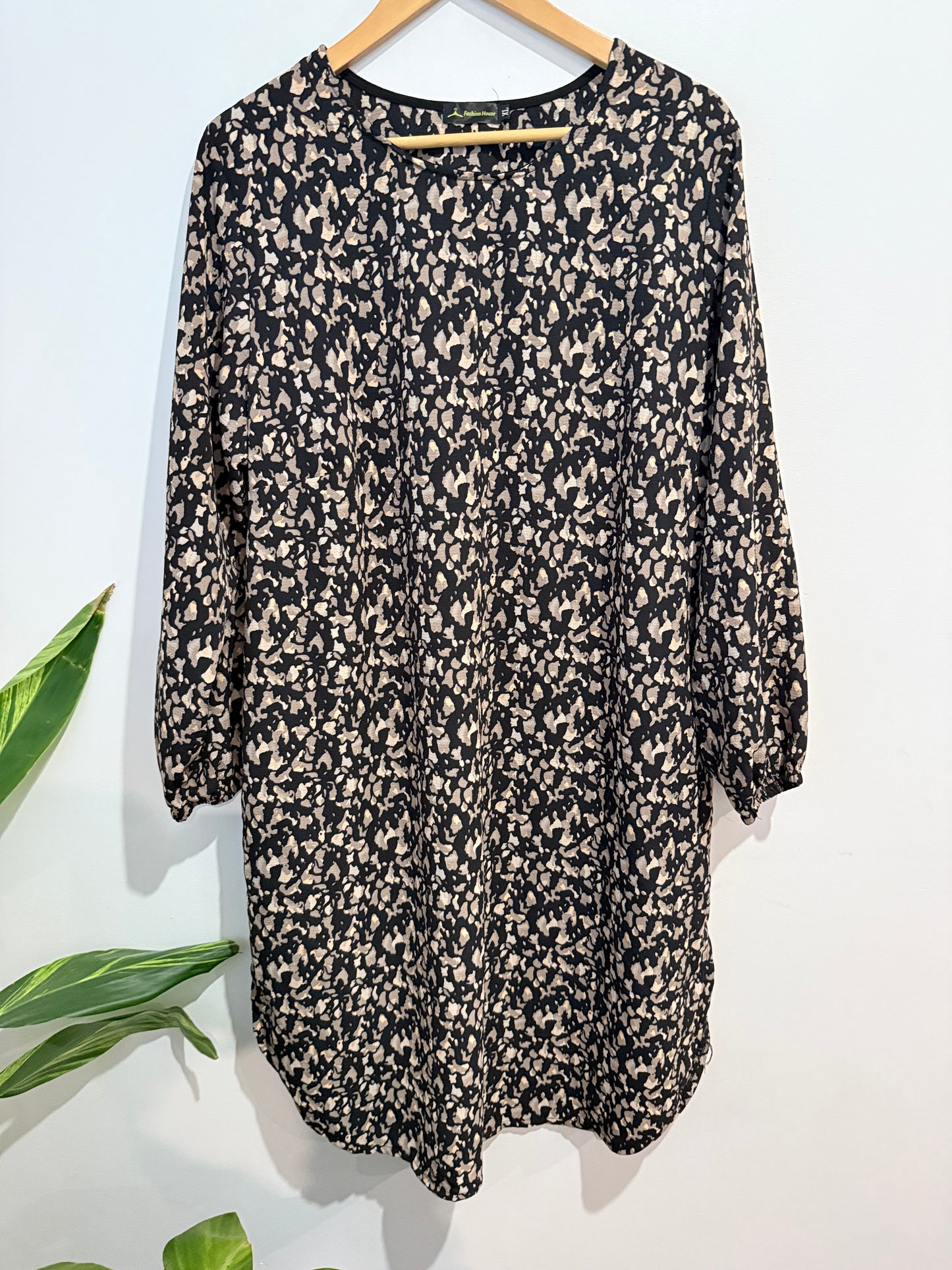 Fashion House Black & Beige Abstract Print Shift Dress - Size XL