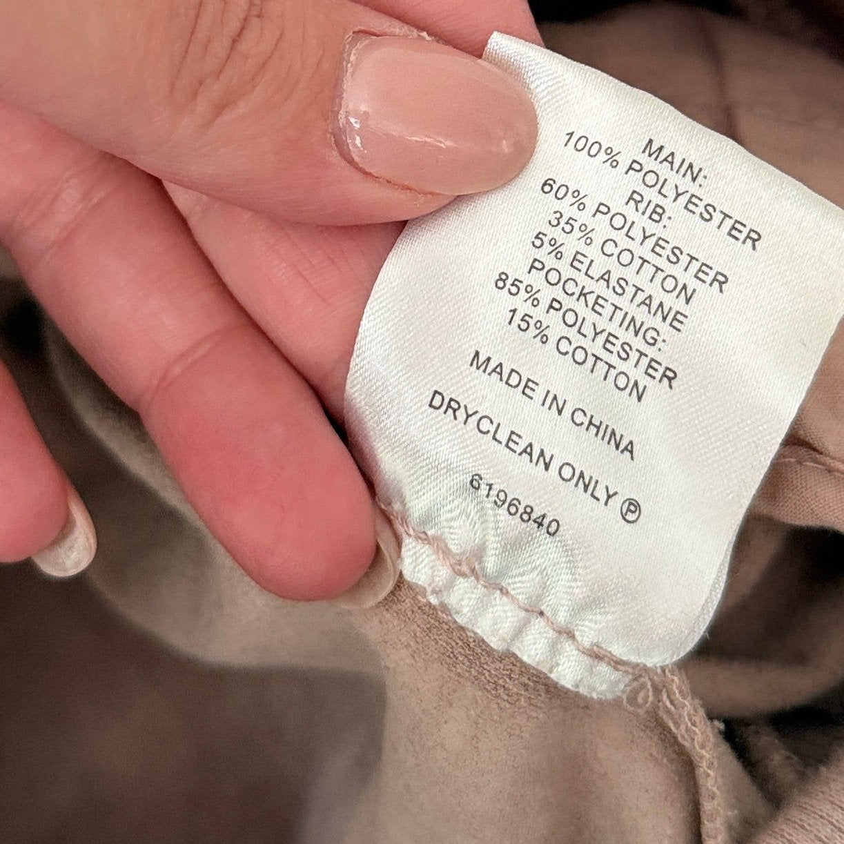 Main: 
100% Polyester
Rib: 
60% Polyester
35% Cotton
5% Elastane
Pocketing:
85% Polyester
15% Cotton
