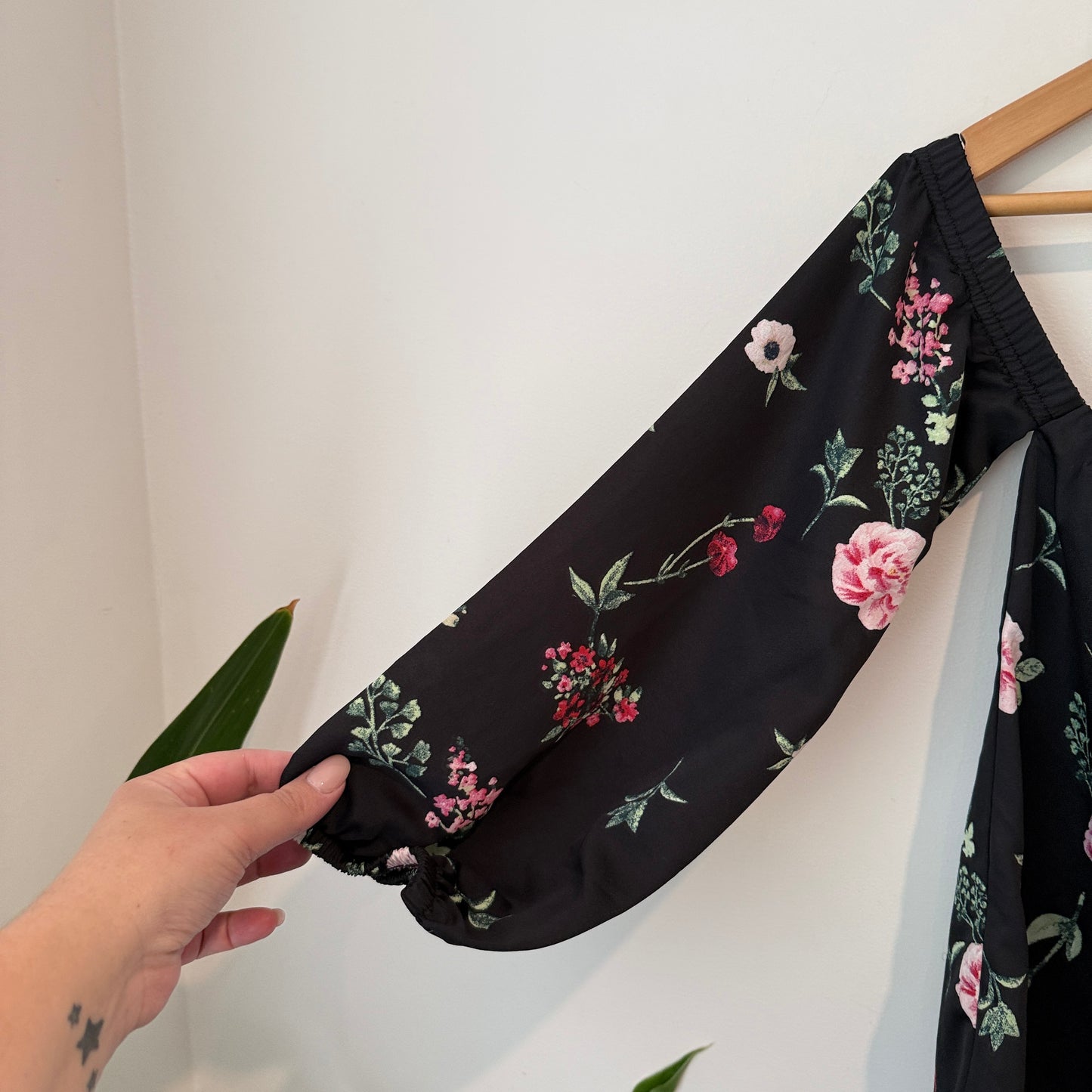 Decjuba Size 8 Off the Shoulder Top