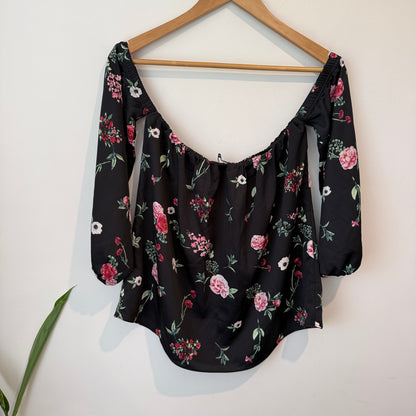 Decjuba Size 8 Off the Shoulder Top