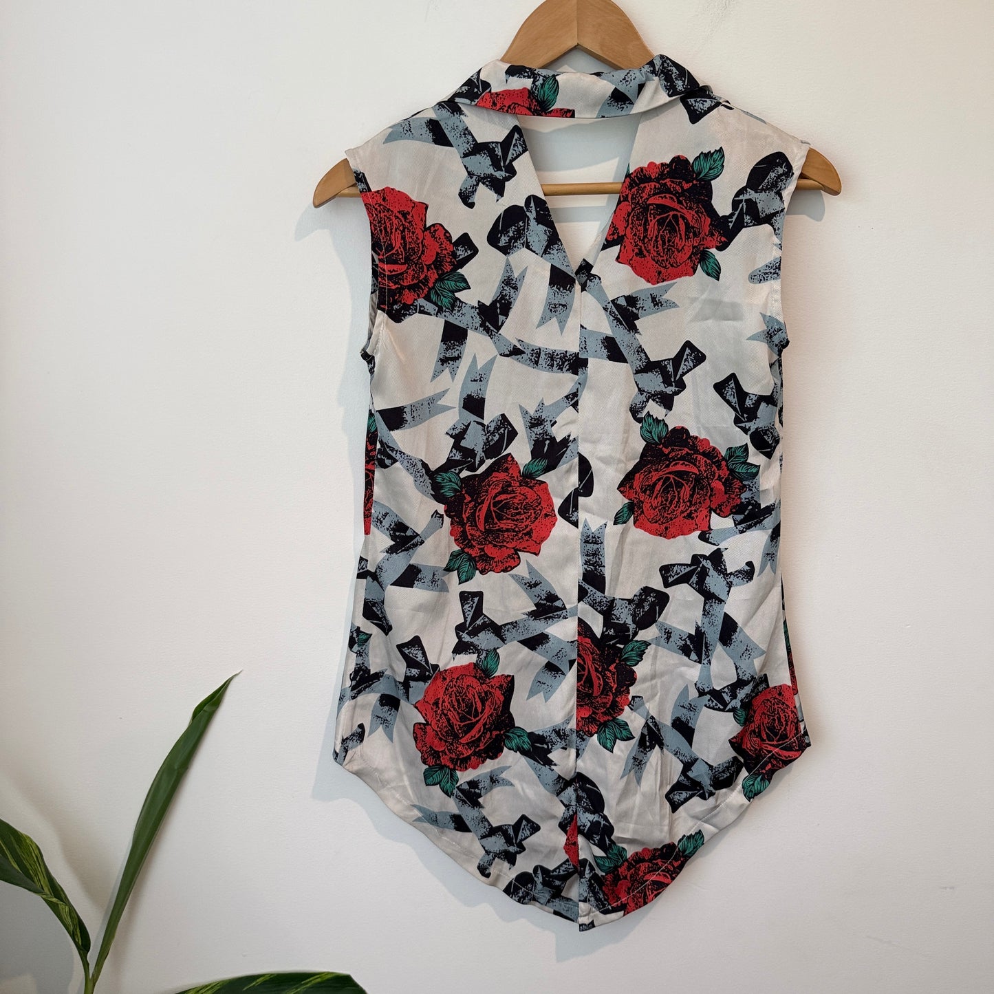 Black Friday Size 8 Sleeveless Floral Blouse