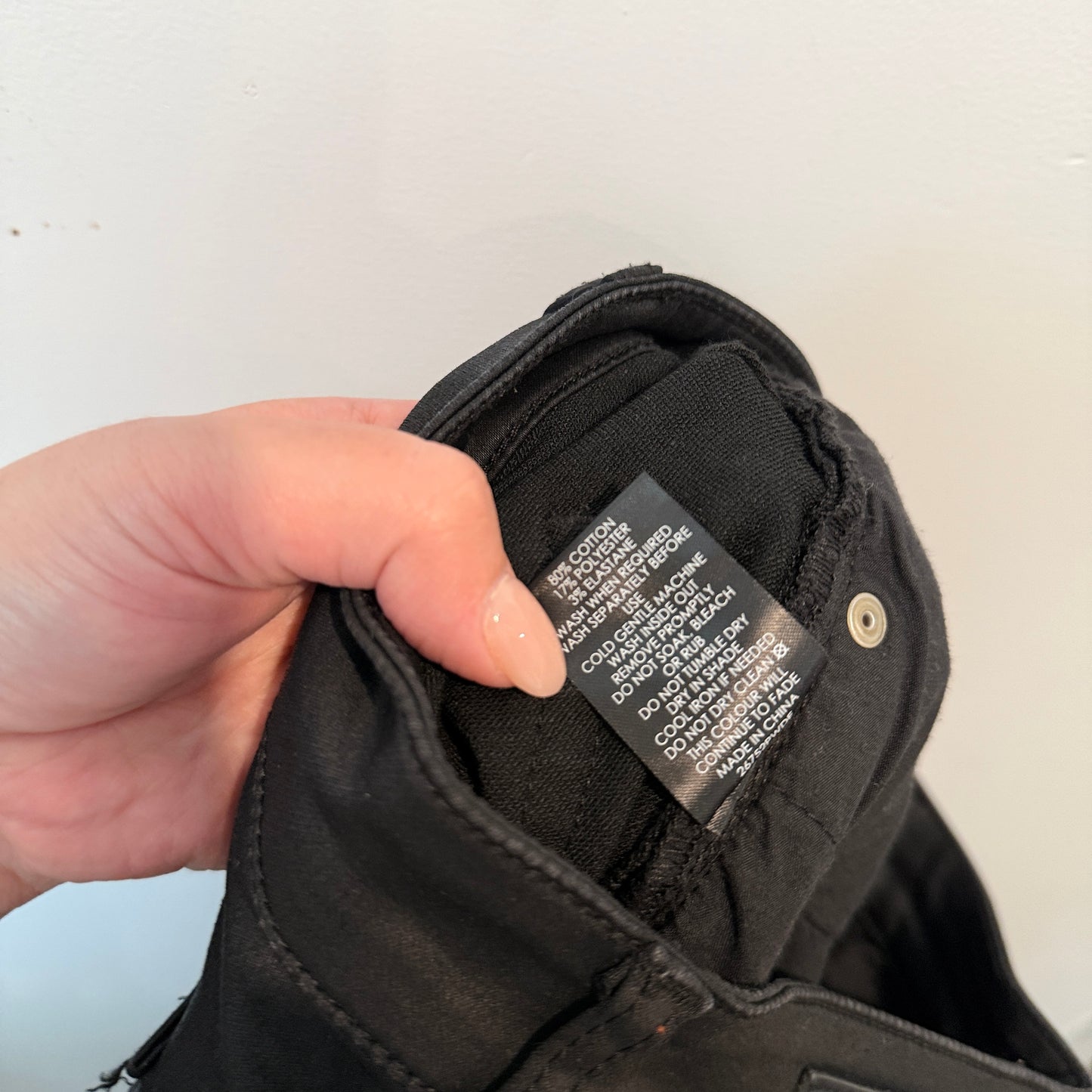 80% Cotton
17% Polyester
3% Elastane