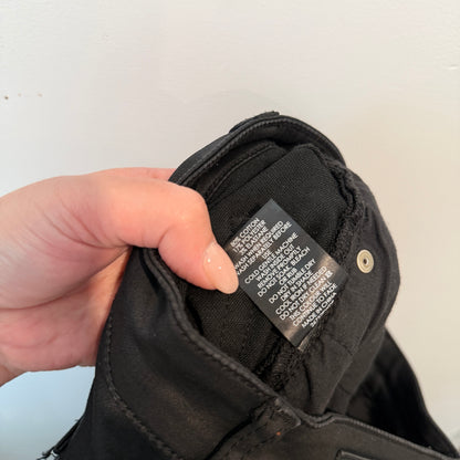 80% Cotton
17% Polyester
3% Elastane