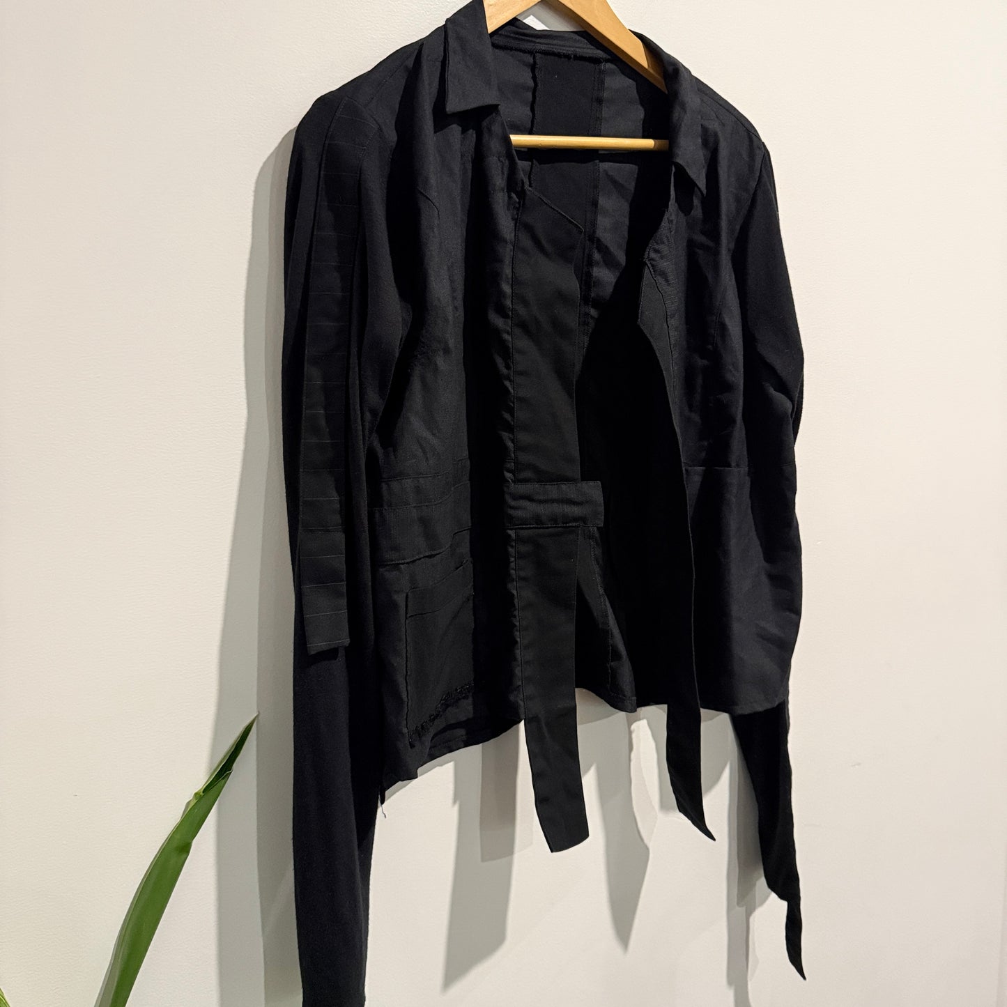 Brand Unknown Black Textured Jacket With Long Straps Size U/Arm to U/Arm 53cm