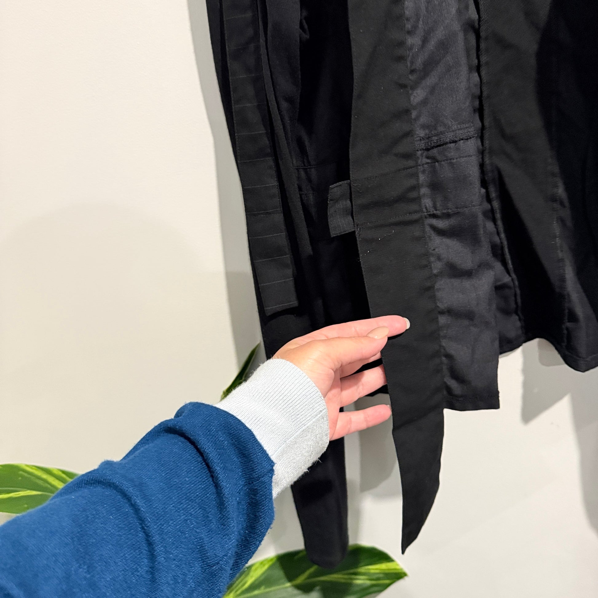 Brand Unknown Black Textured Jacket With Long Straps Size U/Arm to U/Arm 53cm