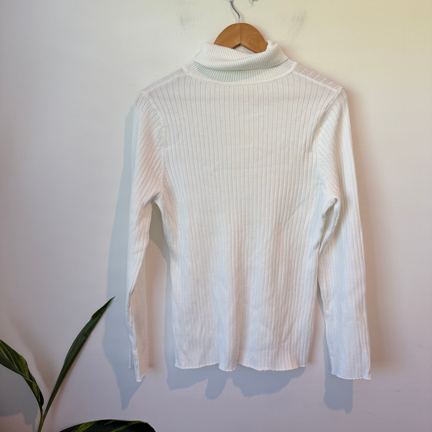 Brand Unknown White Turtleneck Stretchy Ribbed Sweater Size U/Arm to U/Arm 50cm