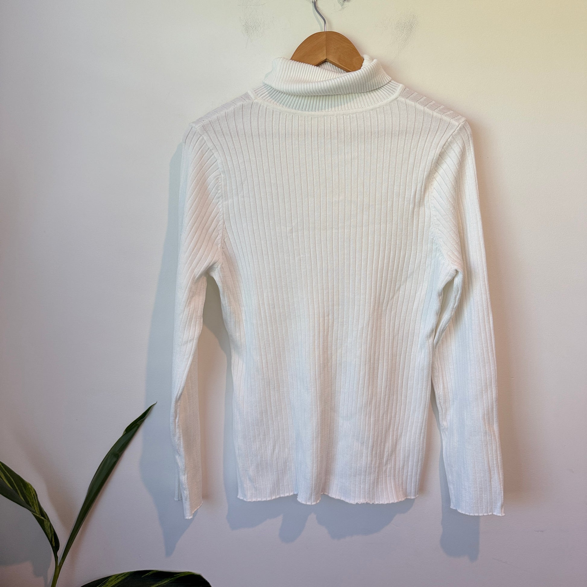 Brand Unknown White Turtleneck Stretchy Ribbed Sweater Size U/Arm to U/Arm 50cm