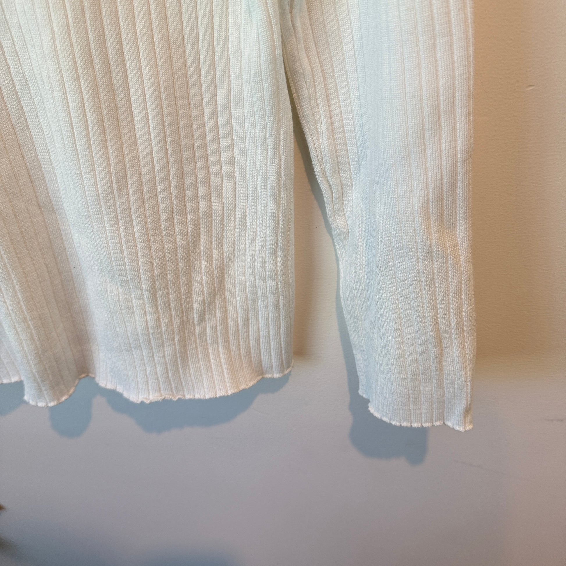 Brand Unknown White Turtleneck Stretchy Ribbed Sweater Size U/Arm to U/Arm 50cm