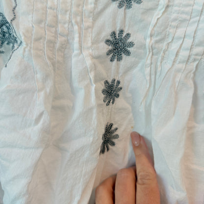 Brand Unknown Embroidered White Kaftan Top. Size U/Arm to U/Arm 50cm