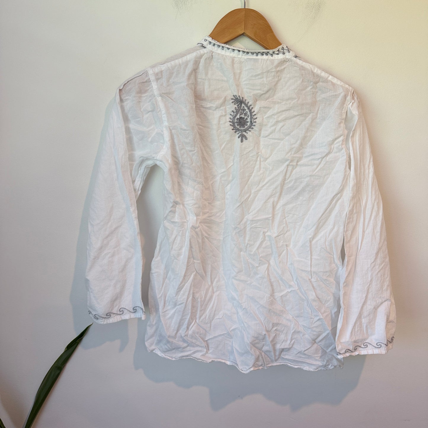 Brand Unknown Embroidered White Kaftan Top. Size U/Arm to U/Arm 50cm