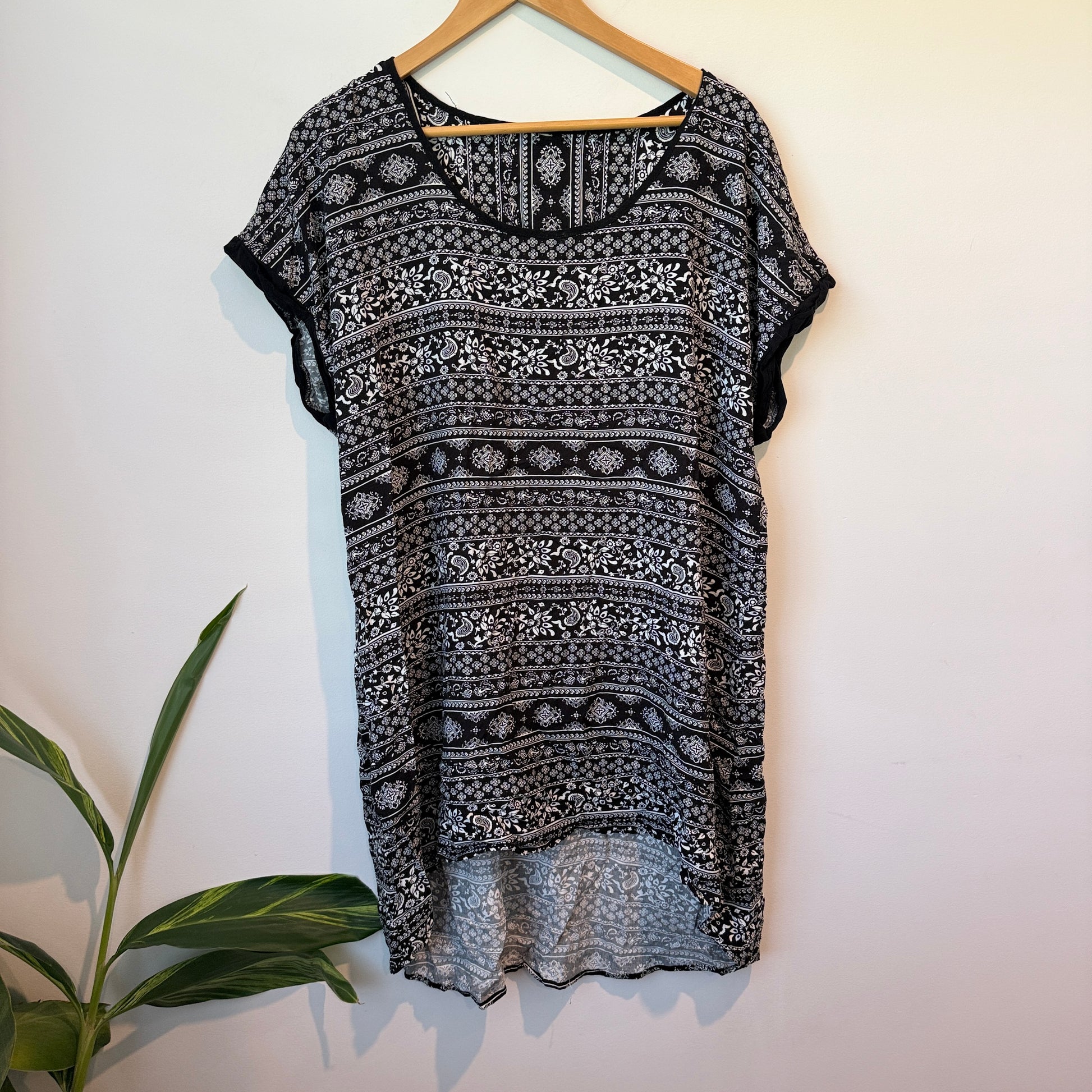 Brand Unknown Clothing B&W Paisley Floral Print Tunic Top Size U/Arm to U/Arm 62