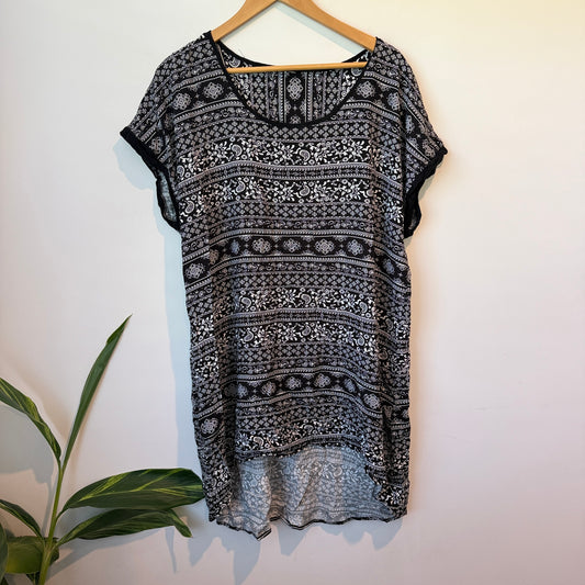 Brand Unknown Clothing B&W Paisley Floral Print Tunic Top Size U/Arm to U/Arm 62