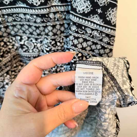 Brand Unknown Clothing B&W Paisley Floral Print Tunic Top Size U/Arm to U/Arm 62
