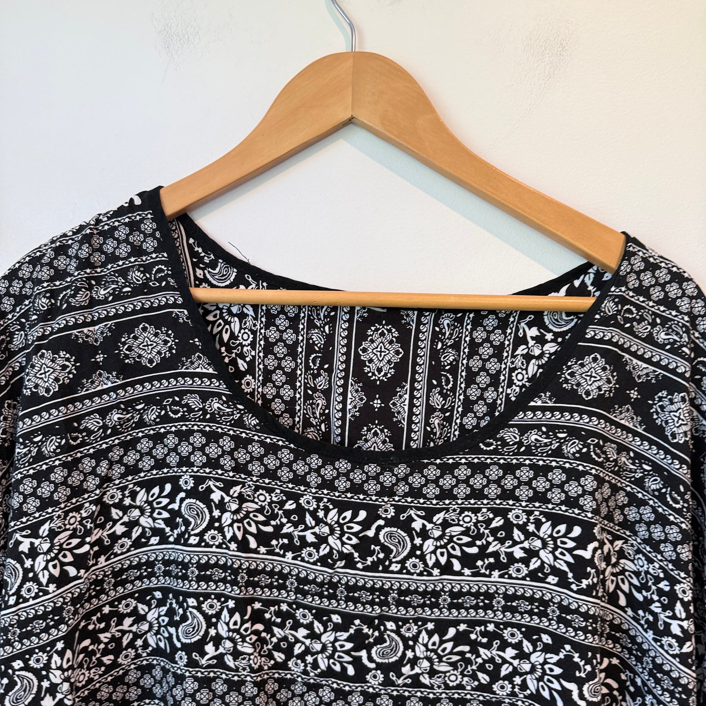 Brand Unknown Clothing B&W Paisley Floral Print Tunic Top Size U/Arm to U/Arm 62