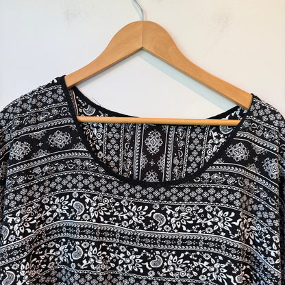 Brand Unknown Clothing B&W Paisley Floral Print Tunic Top Size U/Arm to U/Arm 62