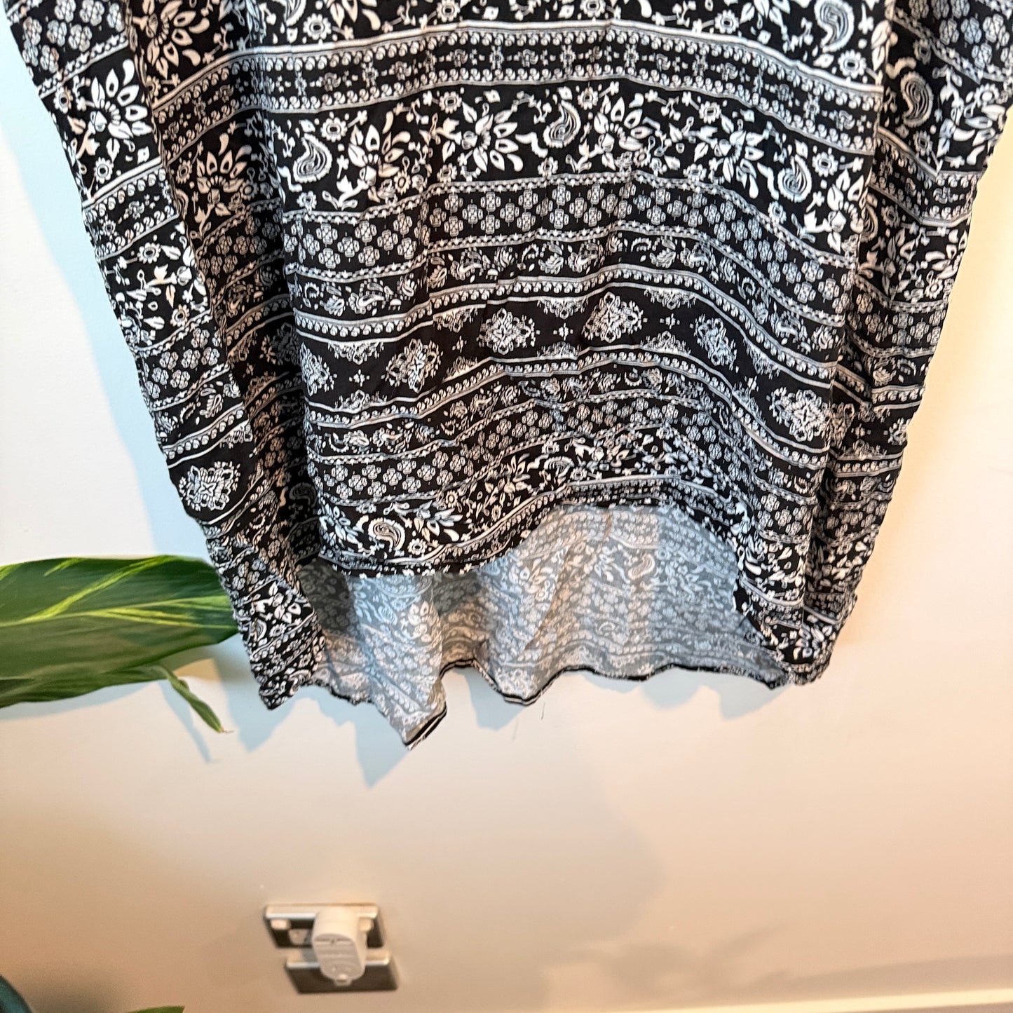 Brand Unknown Clothing B&W Paisley Floral Print Tunic Top Size U/Arm to U/Arm 62