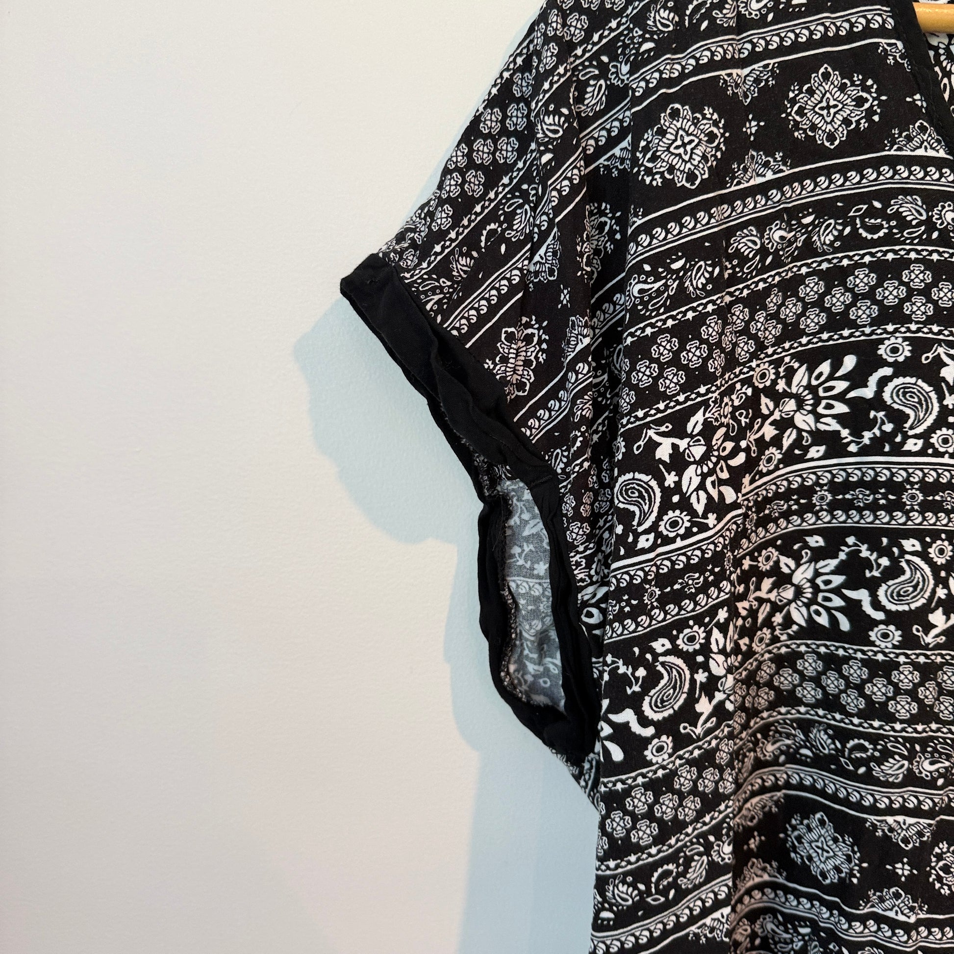 Brand Unknown Clothing B&W Paisley Floral Print Tunic Top Size U/Arm to U/Arm 62