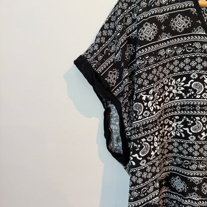 Brand Unknown Clothing B&W Paisley Floral Print Tunic Top Size U/Arm to U/Arm 62