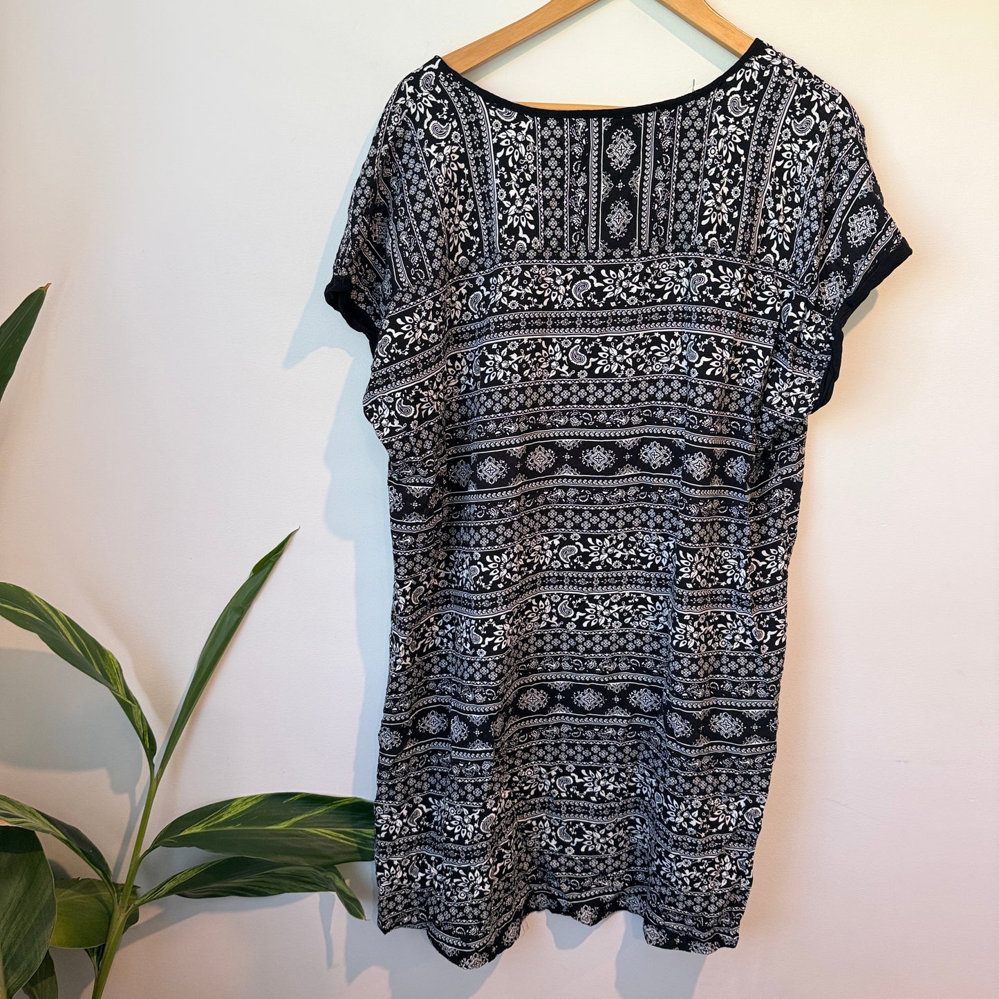 Brand Unknown Clothing B&W Paisley Floral Print Tunic Top Size U/Arm to U/Arm 62