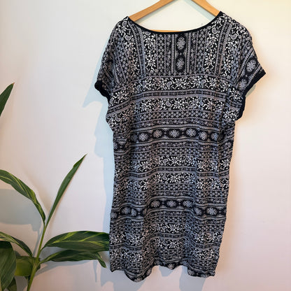 Brand Unknown Clothing B&W Paisley Floral Print Tunic Top Size U/Arm to U/Arm 62