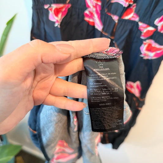 Yas Black Floral Print Short-sleeved Mini Dress. Size L