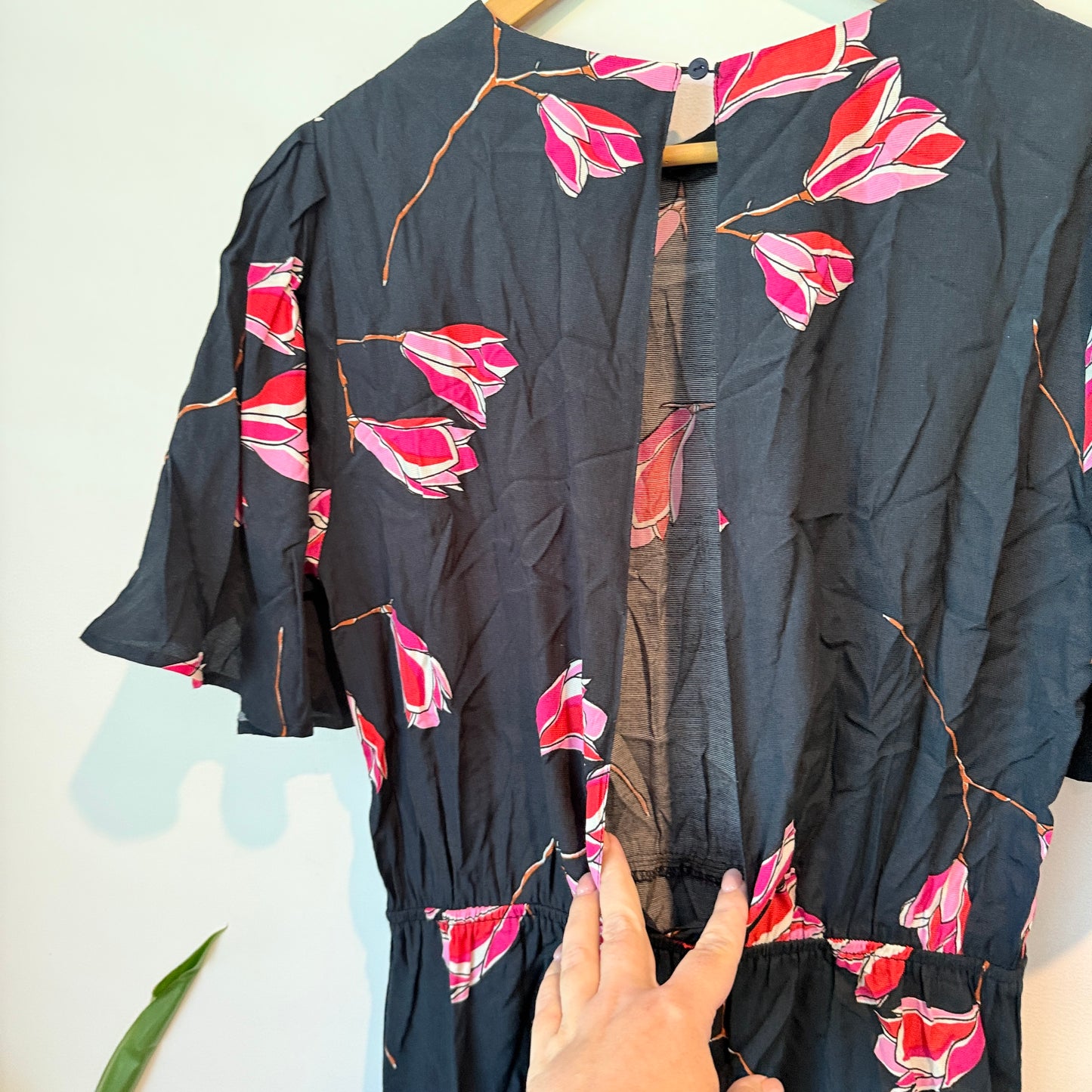 Yas Black Floral Print Short-sleeved Mini Dress. Size L