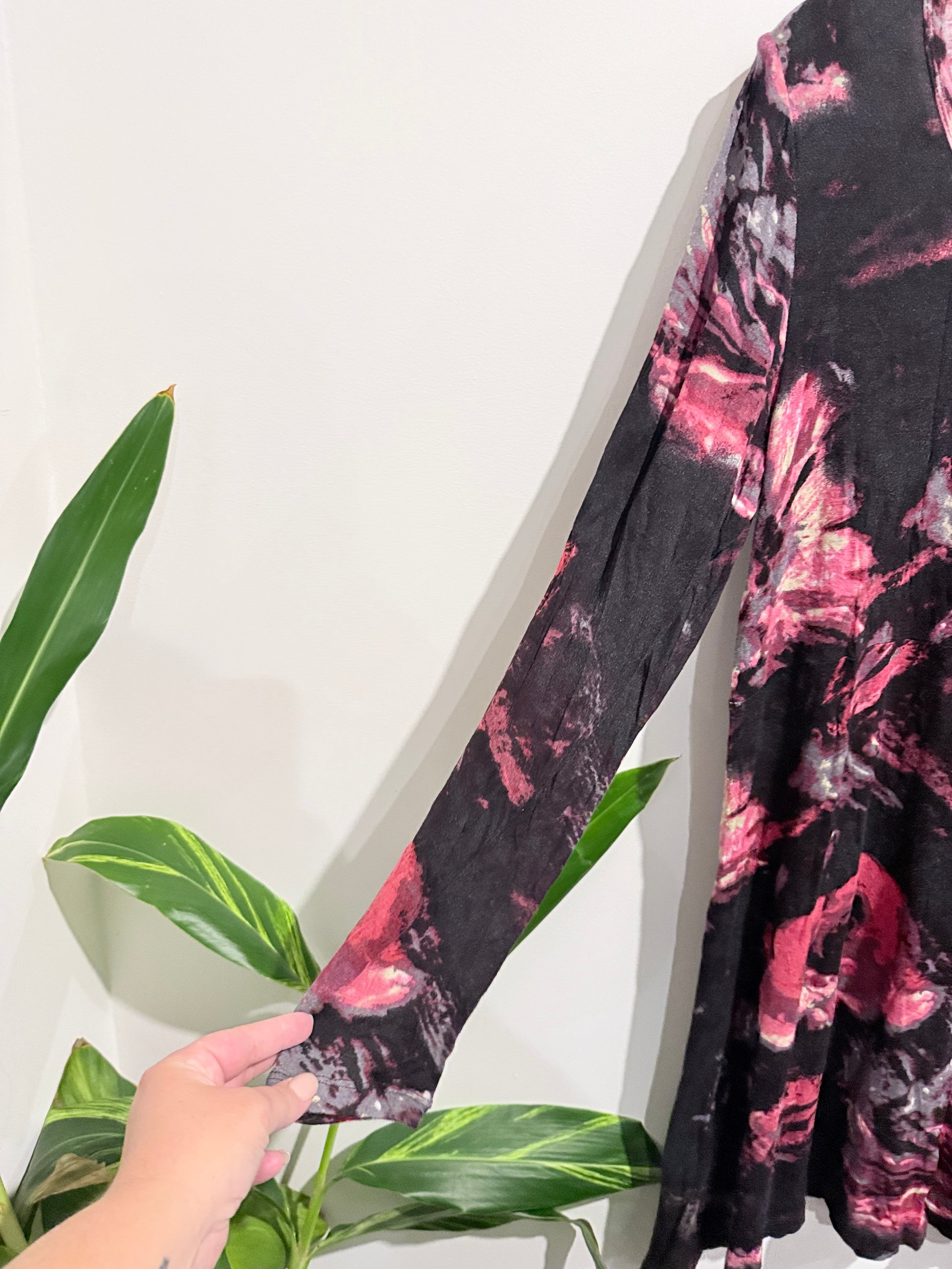 Brand Unknown Black And Pink Hanky Hem Tunic Top Size U/Arm to U/Arm 43cm