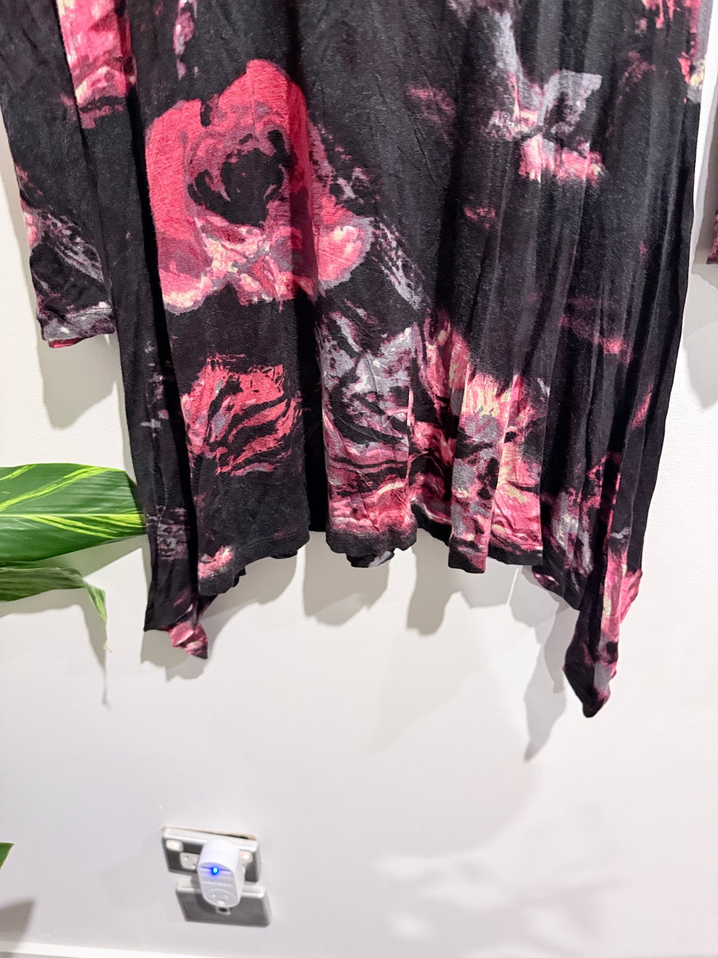 Brand Unknown Black And Pink Hanky Hem Tunic Top Size U/Arm to U/Arm 43cm