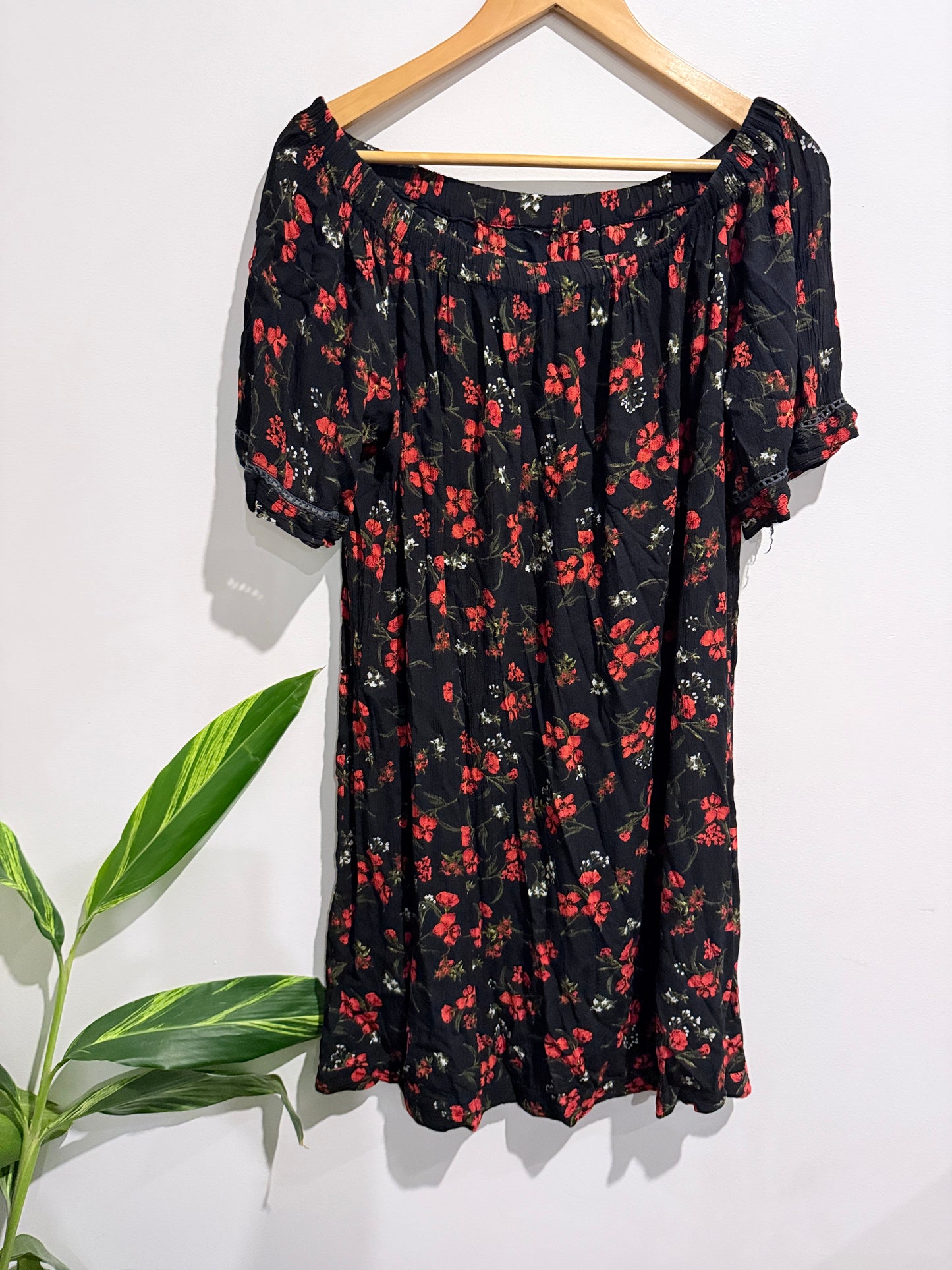 Brand Unknown Brand Black And Red Floral Print Mini Dress Size U/Arm to U/arm 65cm
