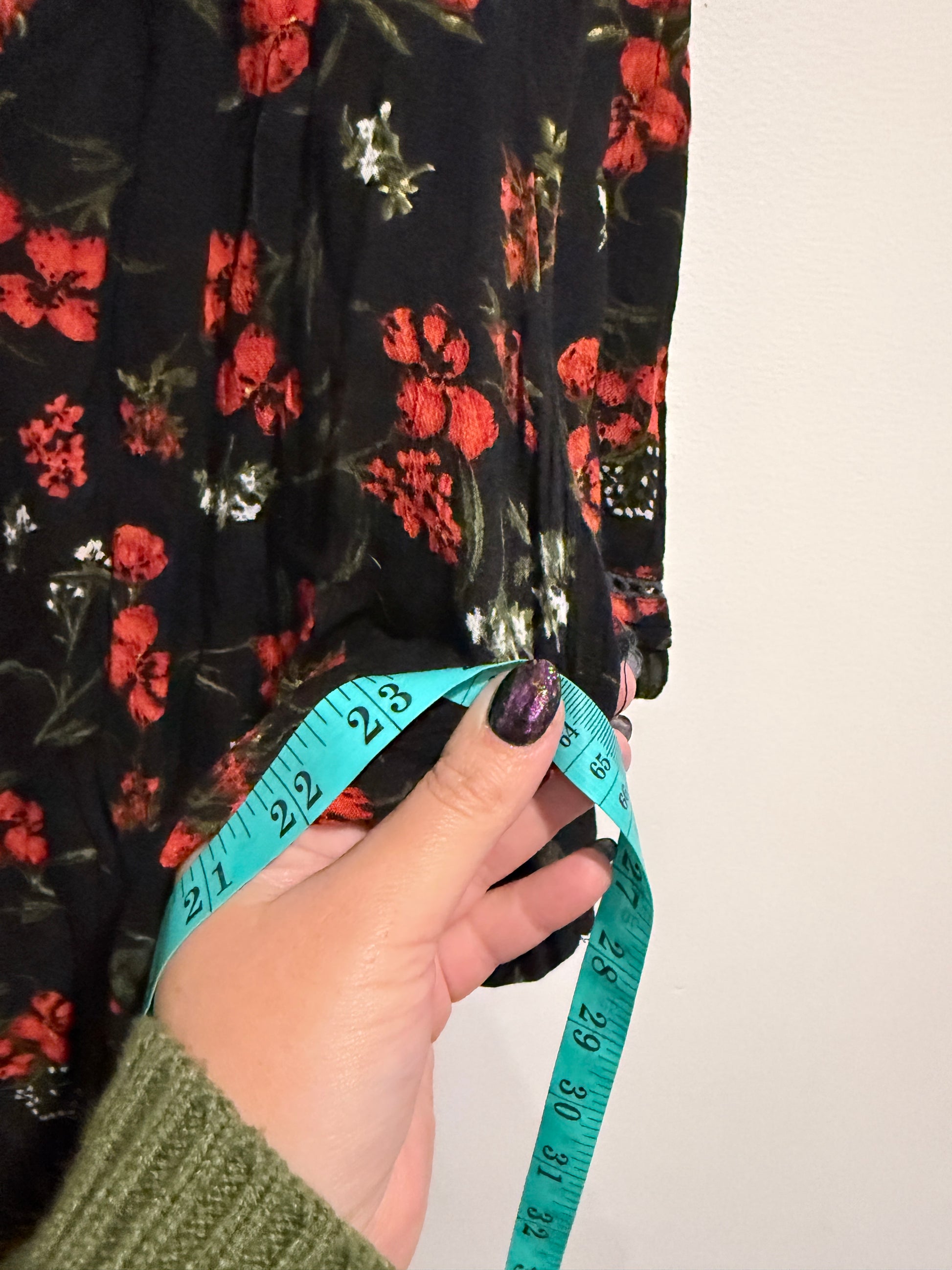 Brand Unknown Brand Black And Red Floral Print Mini Dress Size U/Arm to U/arm 65cm