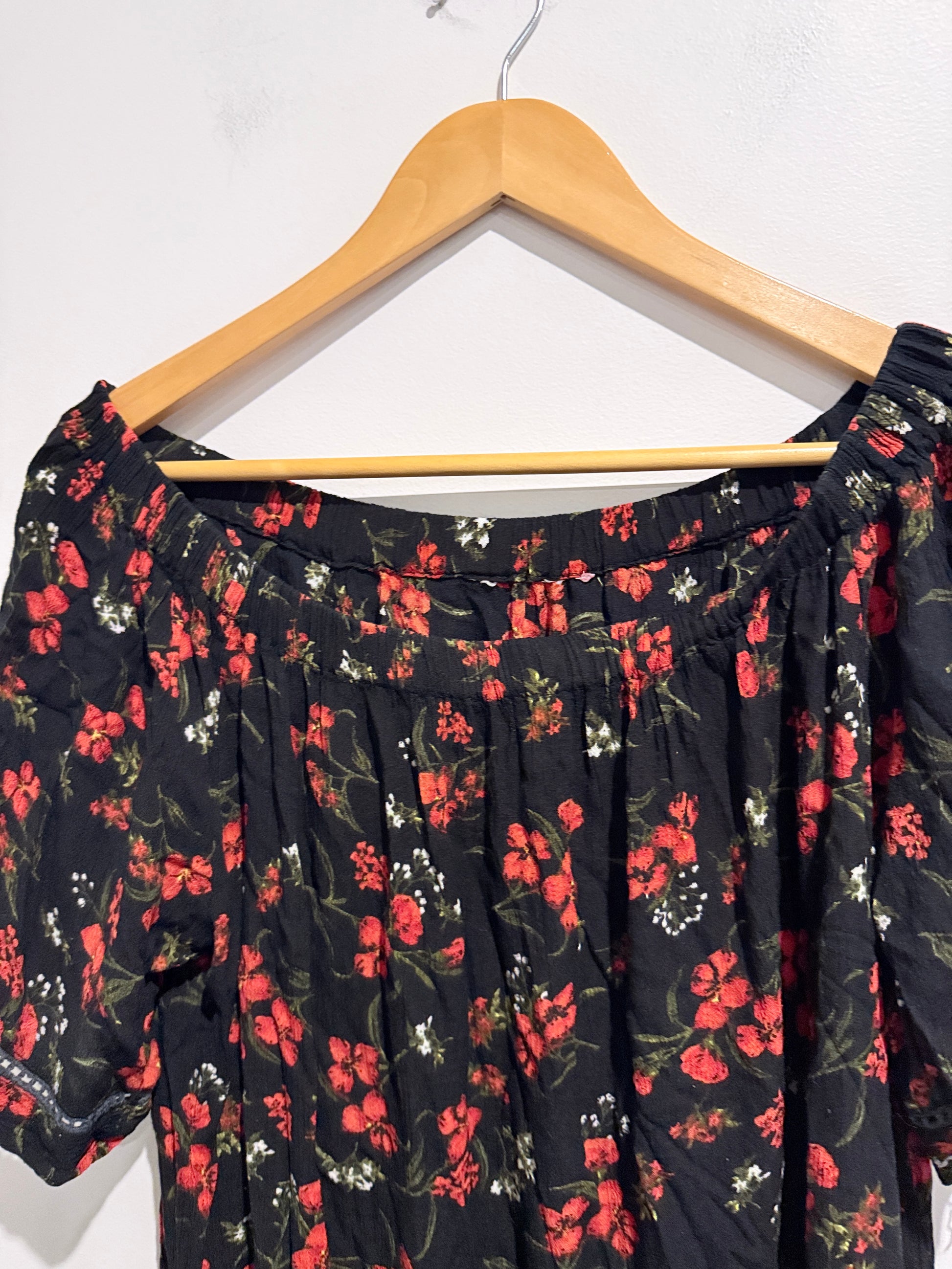 Brand Unknown Brand Black And Red Floral Print Mini Dress Size U/Arm to U/arm 65cm