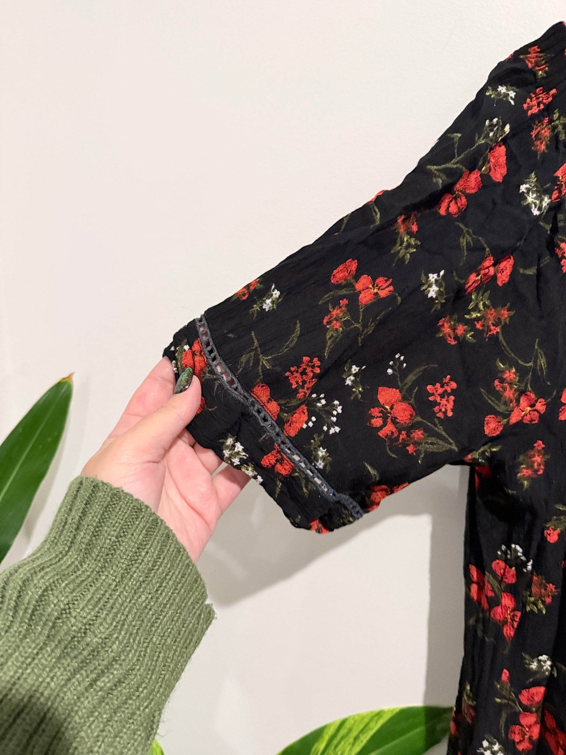 Brand Unknown Brand Black And Red Floral Print Mini Dress Size U/Arm to U/arm 65cm