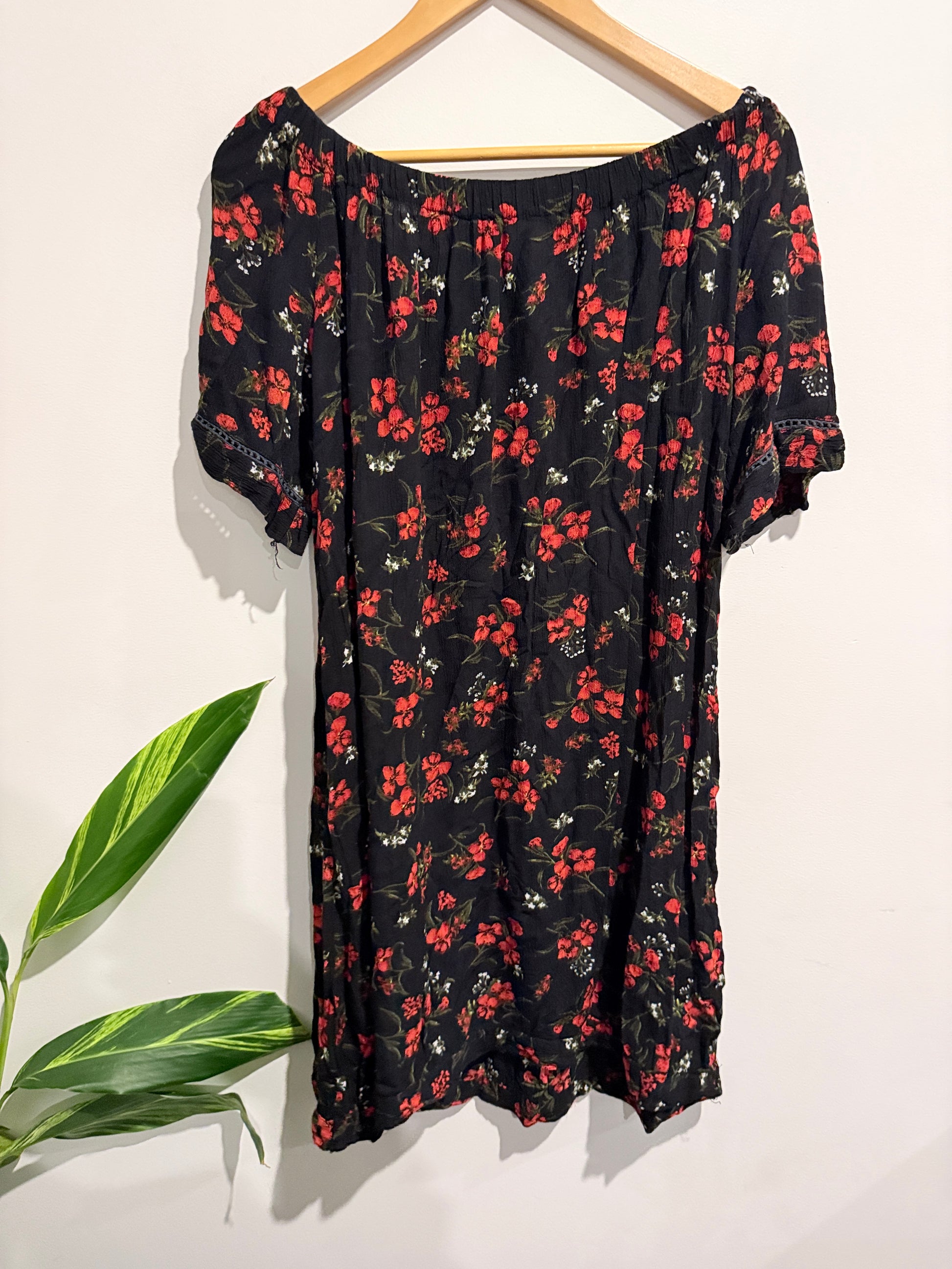 Brand Unknown Brand Black And Red Floral Print Mini Dress Size U/Arm to U/arm 65cm