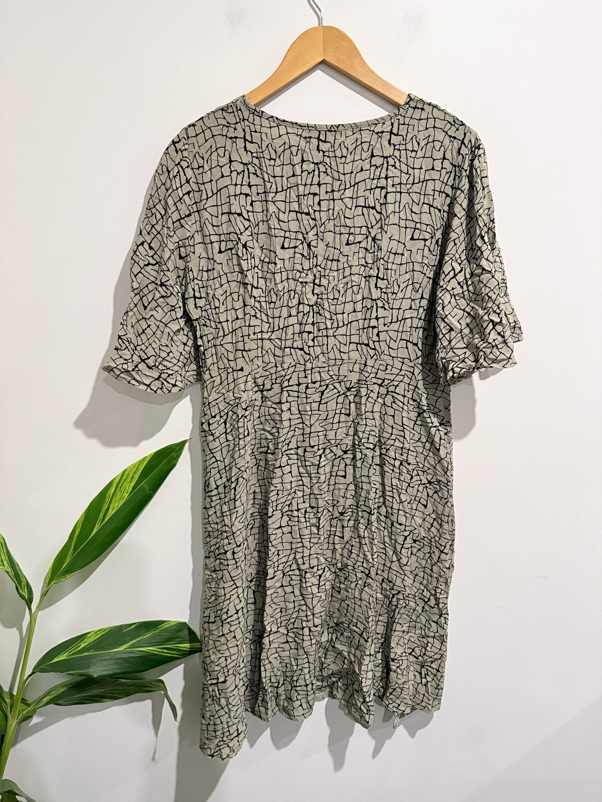 Nifty Soul Fervente Printed Short Sleeve Midi Dress. Size 12