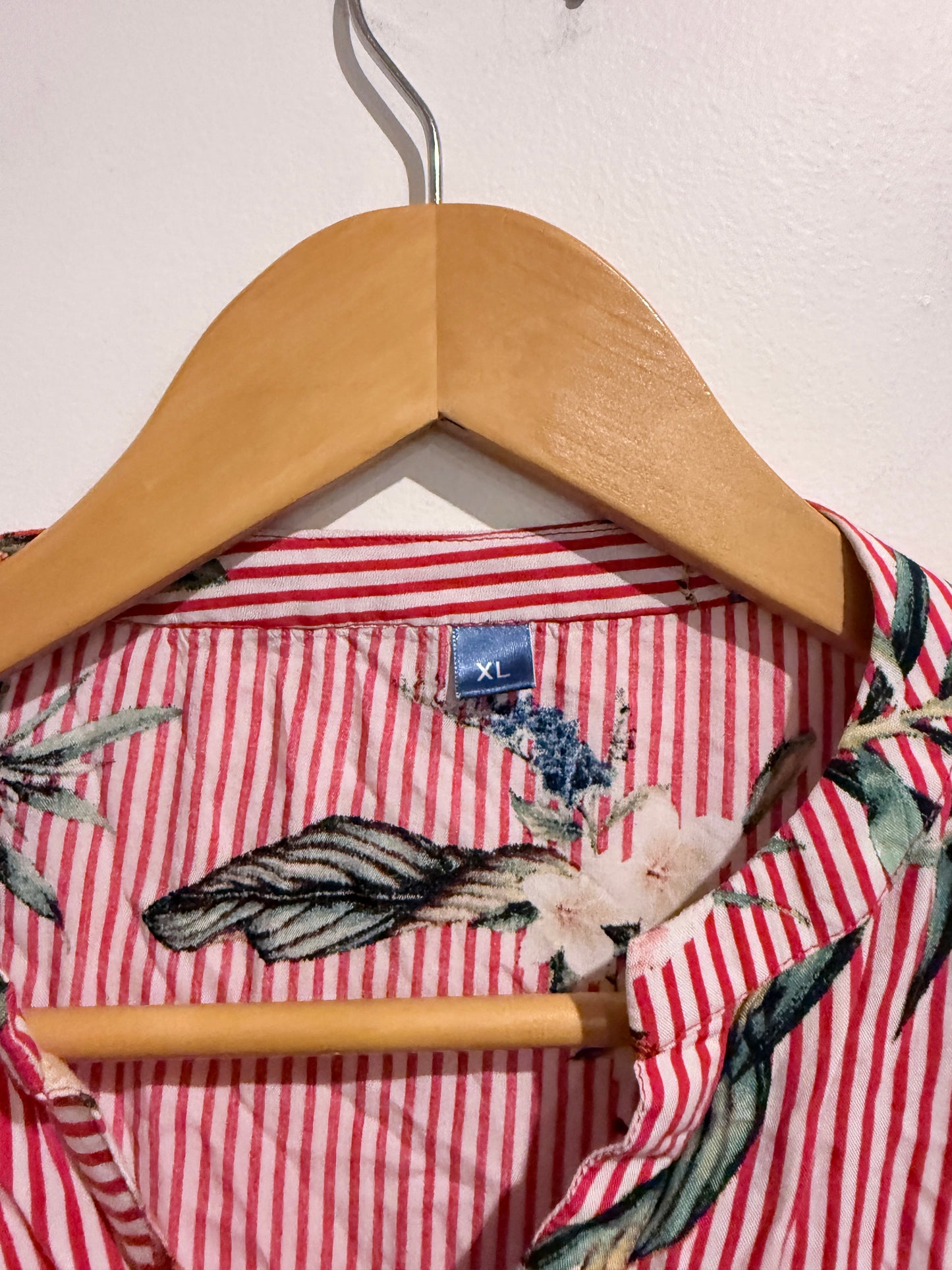 Brand Unknown Floral Print Henley Shirt Size XL | Size: U/Arm To U/Arm 51cm Size XL