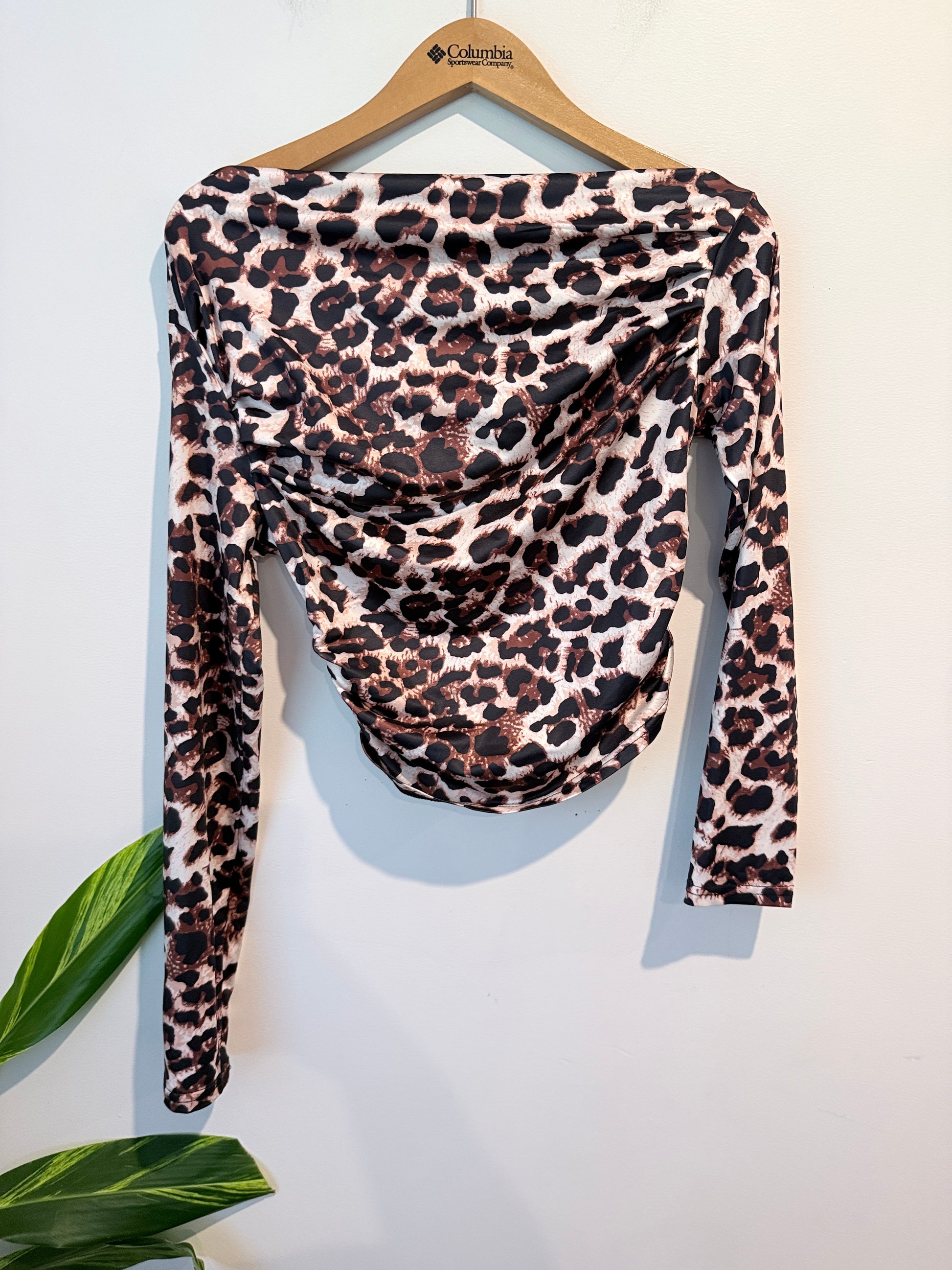 Brand Unknown Leopard Print Off-the-shoulder Top. Size M